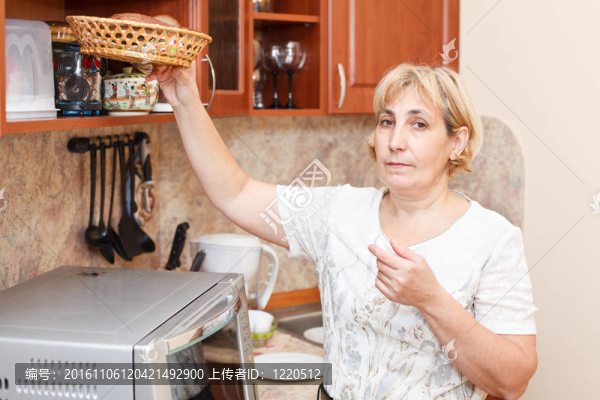 成熟的女人站在廚房與糧倉(cāng)
