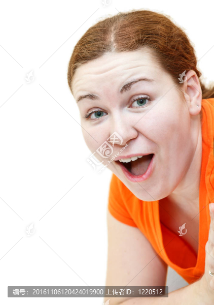 驚訝的年輕女子在橙色T恤孤立在白色