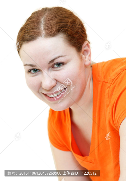 穿著白色背景的橙色T恤衫的年輕女子