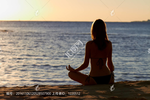 女子在瑜伽蓮花冥想前到海邊