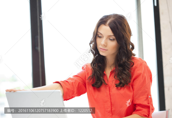 快樂的女人與筆記本電腦