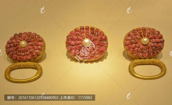 清代銅鍍金嵌珍珠紅寶石帶飾