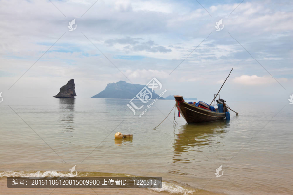 泰國longtal船停泊在海灘上的