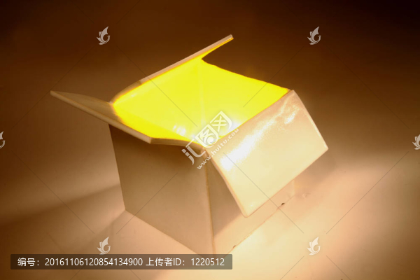 黑暗中的彩色盒子