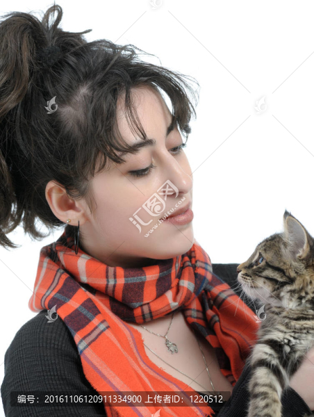 帶小貓的年輕女人
