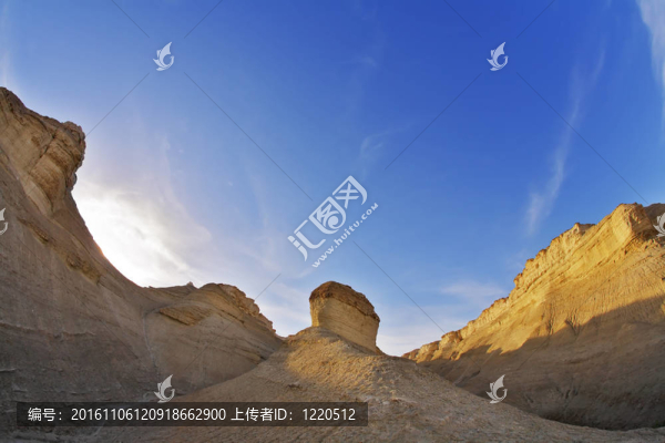 日落如畫的群山