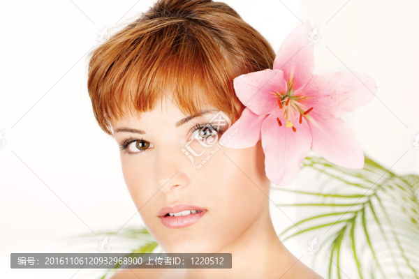 頭發(fā)有花的女人