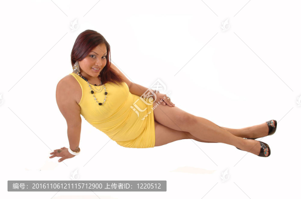 坐在地板上的女人。