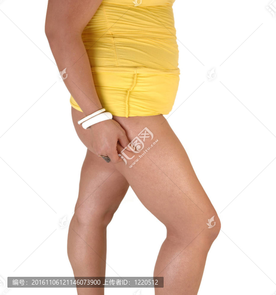女孩擠壓她的脂肪。