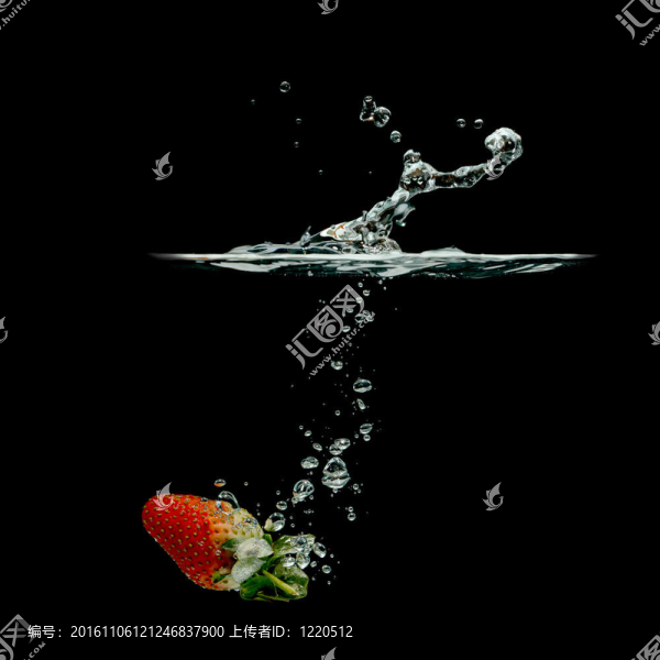 草莓濺在黑色背景水中