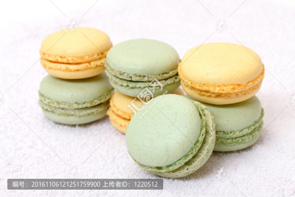 在白色背景的彩色蛋白杏仁餅干