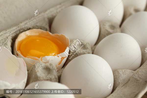蛋殼中的蛋黃