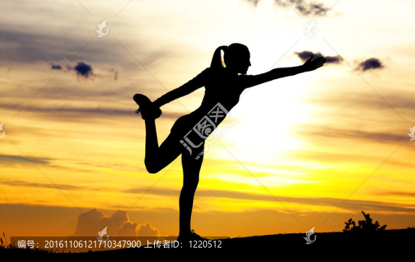 女人練瑜伽