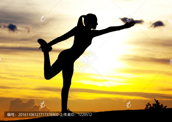 女人練瑜伽