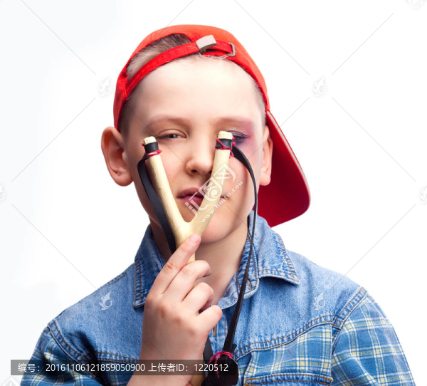 男孩用彈弓