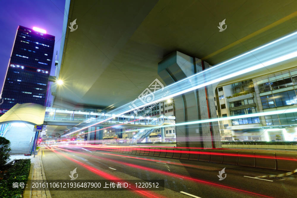 城市夜間交通燈徑