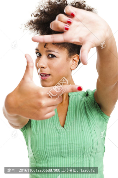 用手指做框架的女人