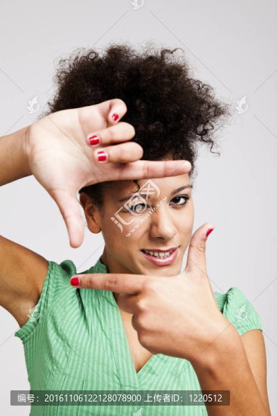 用手指做框架的女人