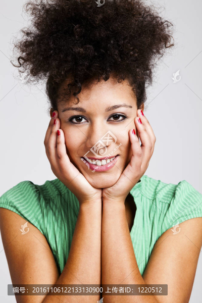 雙手放在臉頰上的女人