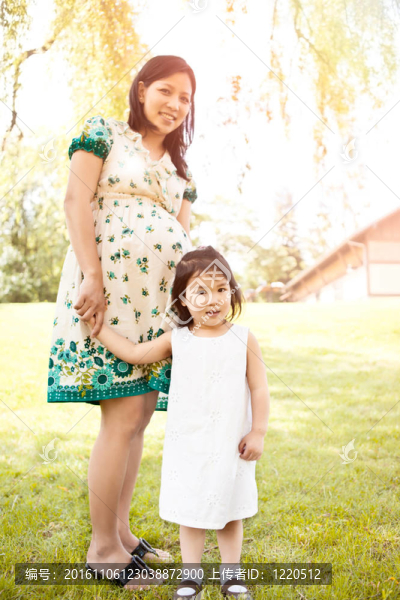 懷孕的亞洲母親和她的女兒