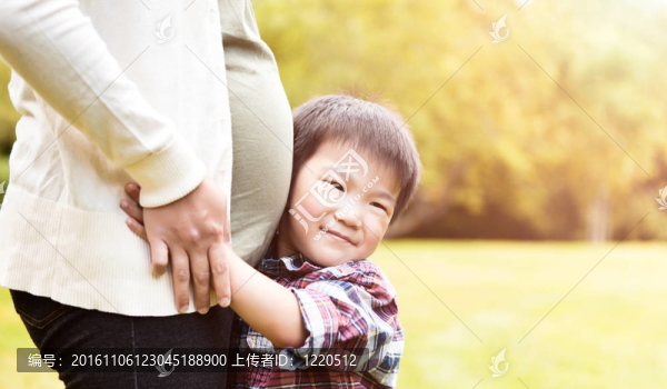 懷孕的亞洲母親和她的兒子