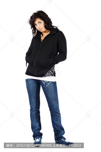 在連帽衫的年輕漂亮的女孩