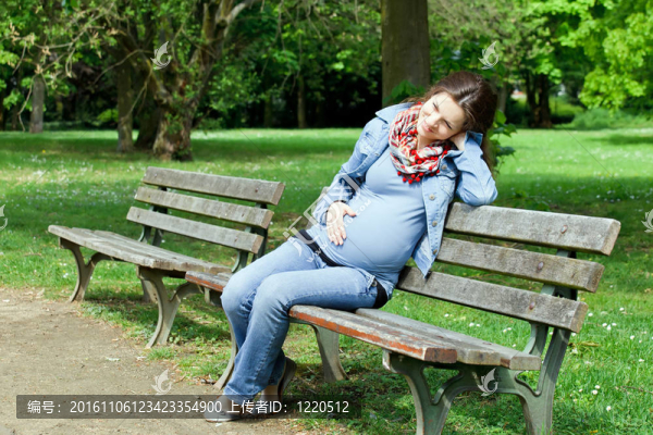 孕婦坐在長椅上