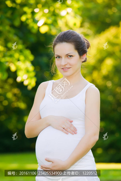 懷孕的女人在公園里放松
