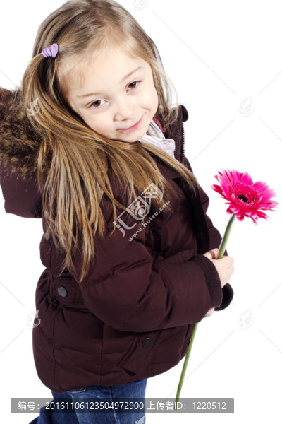 小女孩抱著粉紅色的花與冬季夾克