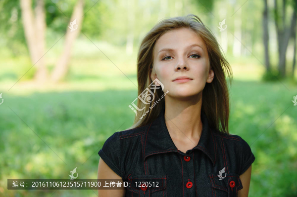 年輕金發(fā)女人的畫像