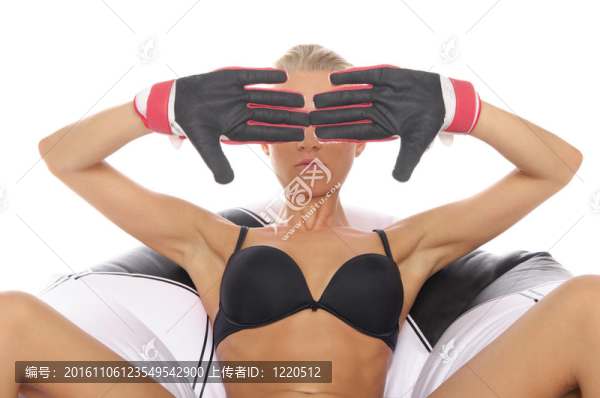 戴足球手套的女子