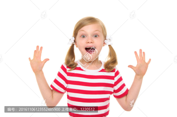 快樂的女孩舉起手來