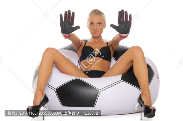 戴足球手套的女子