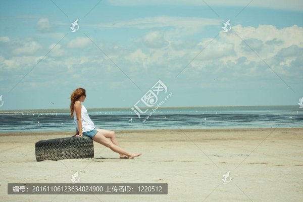 在一個(gè)孤獨(dú)的海灘上的女孩