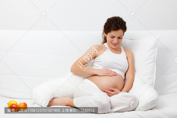 年輕的孕婦