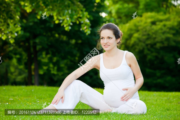 美麗的孕婦在公園里