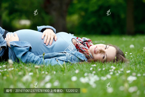 懷孕的女人在公園里放松