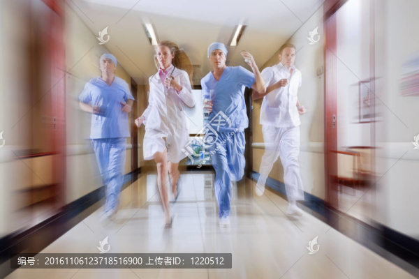 外科醫(yī)生和護(hù)士跑