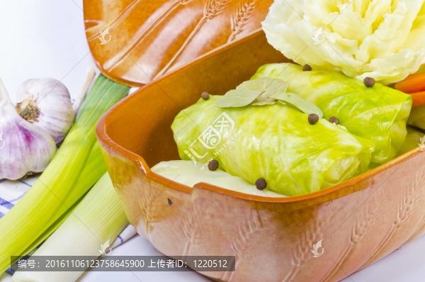 golombki,-波蘭卷心菜的葉子。