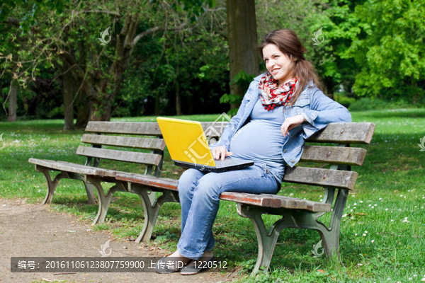懷孕的女人在公園里放松