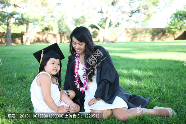 母親和Daughter,Celebrating,Graduation
