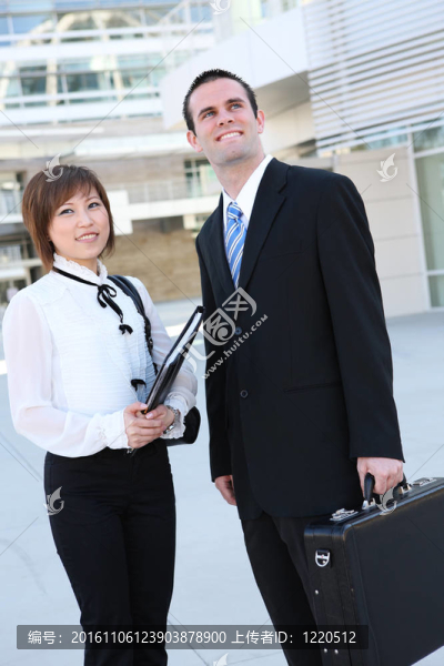 吸引人的男人和女人的商業(yè)團(tuán)隊(duì)