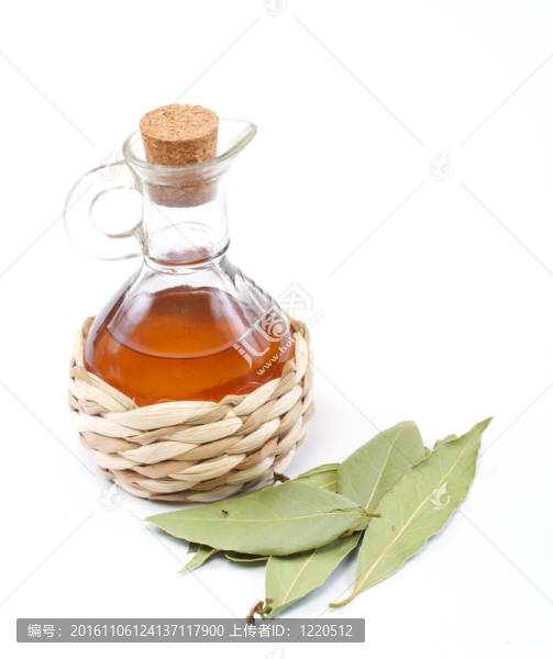 白醋瓶和月桂葉