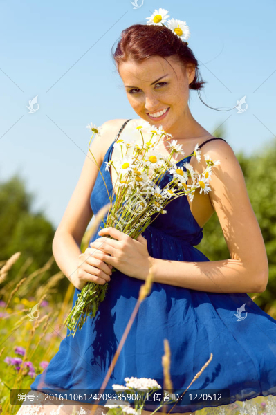 夏天的草地。美麗的女人堆chamomiles