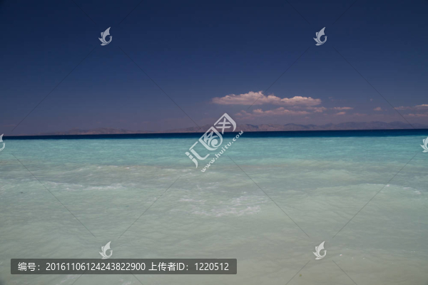 清澈碧綠的水在愛琴海邊