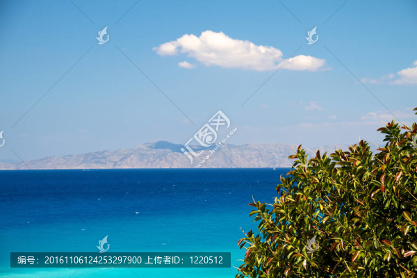 清澈碧綠的水在愛琴海邊
