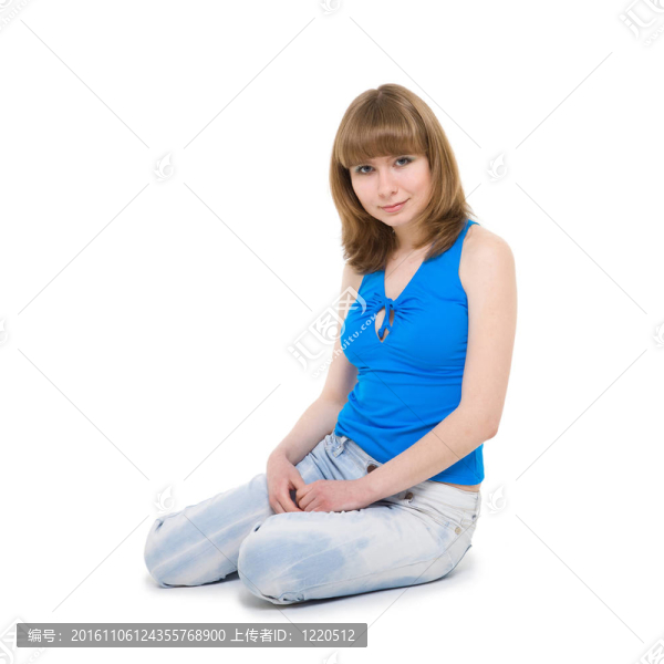 穿著藍(lán)色牛仔褲的坐著的女孩。