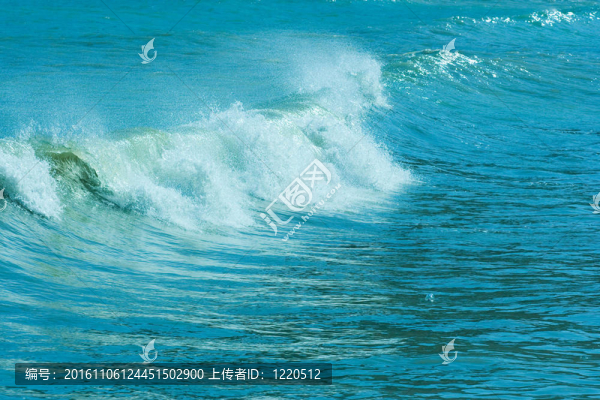 的轉(zhuǎn)動(dòng)著海浪