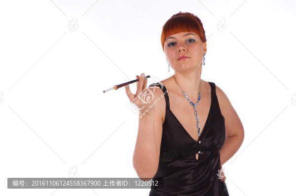 穿著雞尾酒的年輕漂亮女人