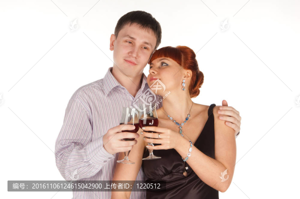 年輕的恩愛夫妻戴著紅葡萄酒眼鏡